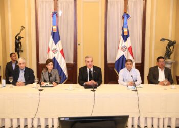 Presidente Abinader se reúne con funcionarios para continuar evaluando seguimiento a daños causados por fenómeno atmosférico Melissa