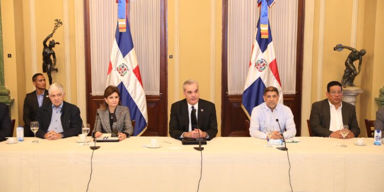 Presidente Abinader se reúne con funcionarios para continuar evaluando seguimiento a daños causados por fenómeno atmosférico Melissa