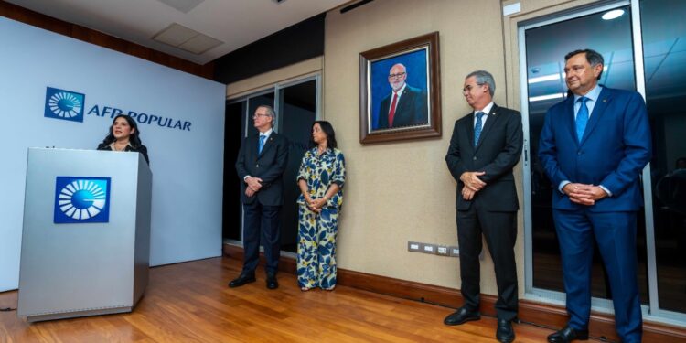 Grupo Popular honra a Eduardo J. Grullón Viñas como Consejero Emérito de AFP Popular