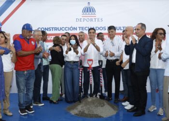 Ministro Kelvin Cruz inicia trabajos en dos techados en SDO con inversión de 49 millones