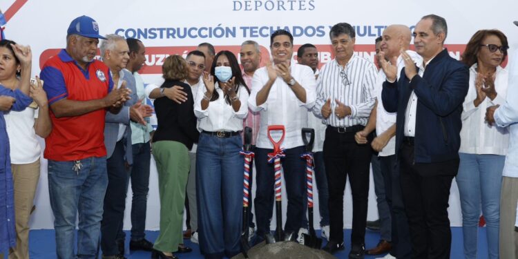 Ministro Kelvin Cruz inicia trabajos en dos techados en SDO con inversión de 49 millones
