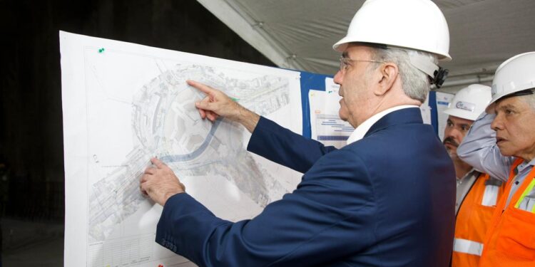 Presidente Abinader realiza visita de supervisión al túnel bajo la Plaza de la Bandera para ver los avances de la obra como parte de la solución vial de la zona