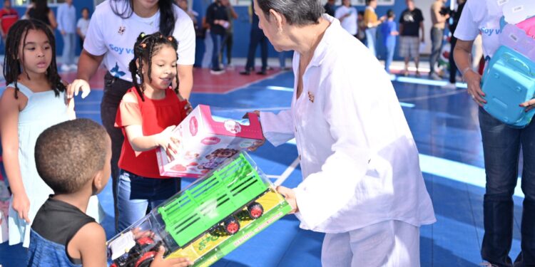 Voluntariado Banreservas celebra la Navidad con jornada de entrega de juguetes en la zona norte