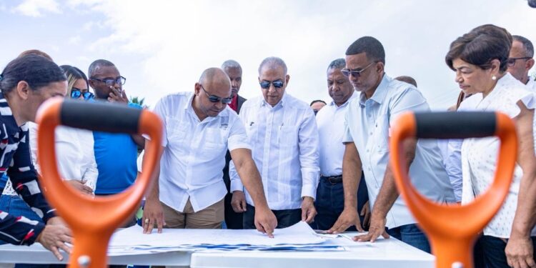 Ministro Bautista y alcalde Roely Thomas dejan iniciada construcción de distribuidor de tránsito de Puerto Plata-Espaillat