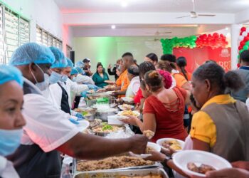 Propeep inicia almuerzos navideños con familias con niños autistas y discapacidad