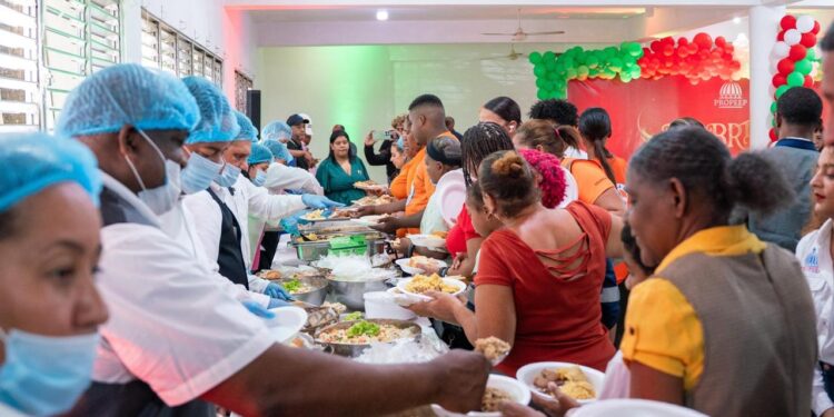 Propeep inicia almuerzos navideños con familias con niños autistas y discapacidad