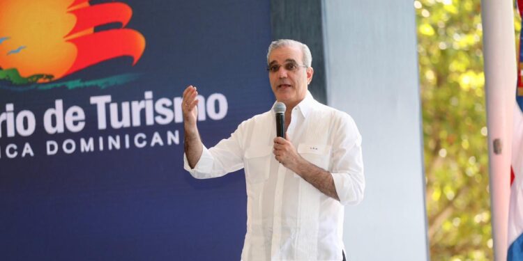 Presidente Abinader resalta valor histórico, turístico y comunitario del Parque Submarino La Caleta