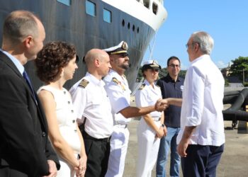 Presidente Abinader visita buque oceanográfico RRS James Cook en el Puerto de Santo Domingo