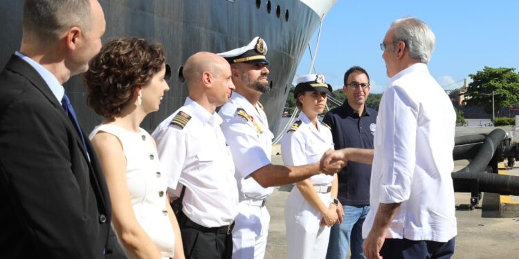 Presidente Abinader visita buque oceanográfico RRS James Cook en el Puerto de Santo Domingo
