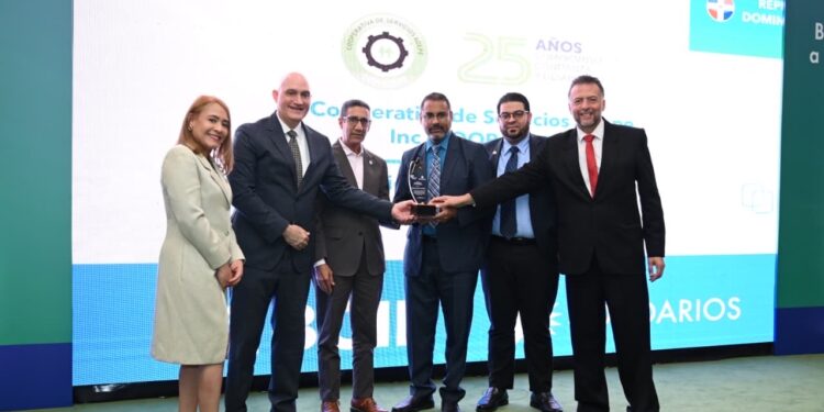 Coopadepe recibe prestigioso premio BCIE Solidarios  por su trayectoria de 25 años en inclusión financiera