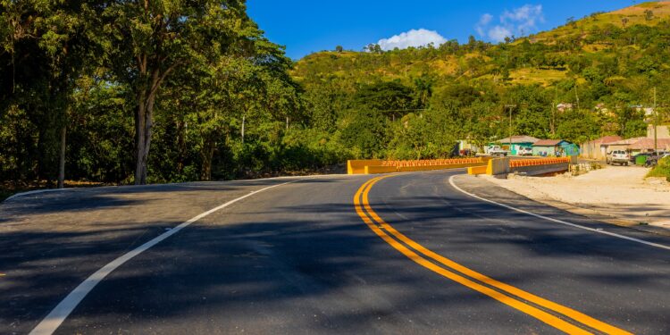 Tras inaugurar la carretera El Cercado–Juan Santiago–Hondo Valle, presidente Abinader destaca su impacto en el turismo, la agricultura y la mejora de la calidad de vida de las comunidades donde nace la República
