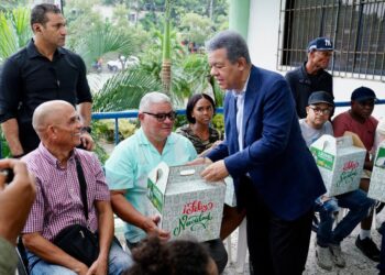 Leonel Fernández entrega raciones alimenticias a poblaciones vulnerables y reafirma tradición solidaria