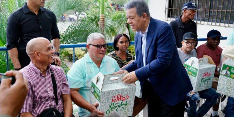 Leonel Fernández entrega raciones alimenticias a poblaciones vulnerables y reafirma tradición solidaria