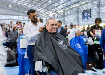 Presidente Abinader sostiene encuentro nacional con 1,000 peluqueros y recibe recorte de cabello durante jornada social