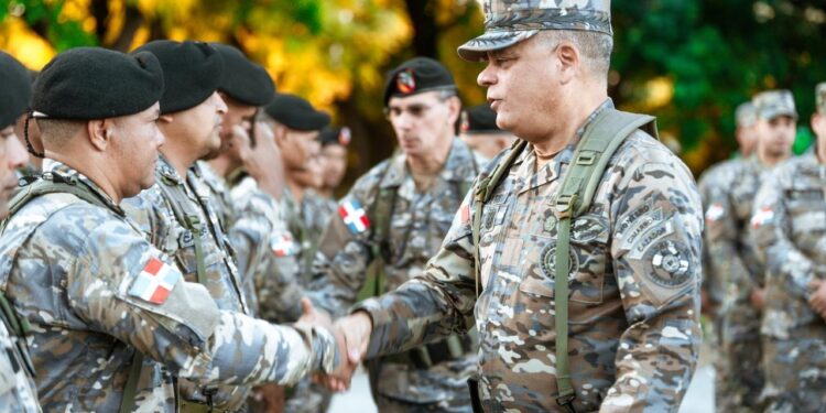 Ministro de Defensa recorre unidades del Ejército en la zona fronteriza y lleva mensaje de reconocimiento y felicitación navideña en nombre del Presidente de la República