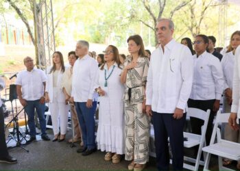 El presidente Luis Abinader y la vicepresidenta Raquel Peña comparten villancicos navideños con familias y niños del entorno de la Casa Presidencial de Santiago