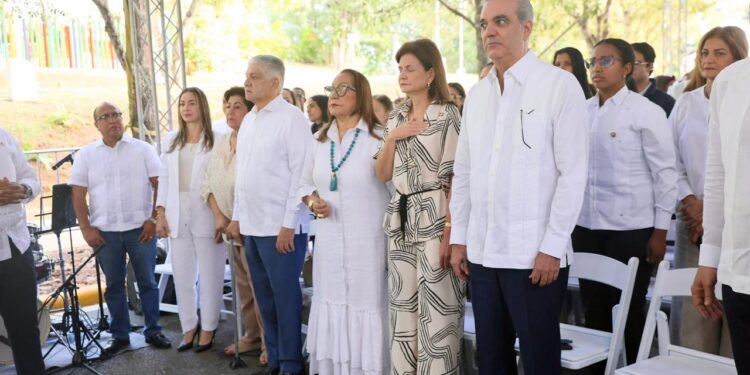 El presidente Luis Abinader y la vicepresidenta Raquel Peña comparten villancicos navideños con familias y niños del entorno de la Casa Presidencial de Santiago