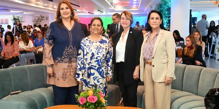 Voluntariado Banreservas premia a los ganadores de la 56.ª edición del Concurso de Pintura Infantil Navideño Nidia Serra