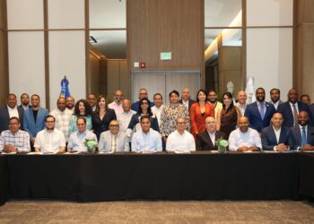 Ministro Kelvin Cruz presenta programa de eventos deportivos 2026 ante líderes de la prensa especializada