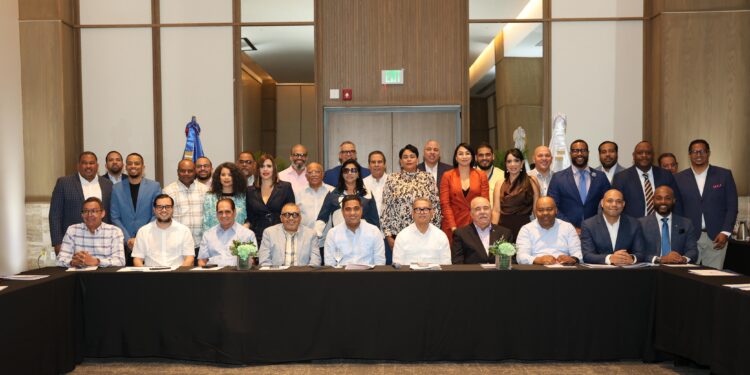 Ministro Kelvin Cruz presenta programa de eventos deportivos 2026 ante líderes de la prensa especializada