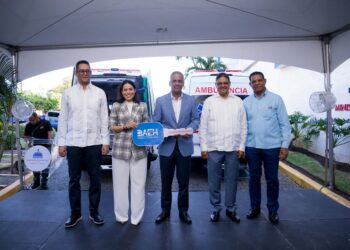 Gobierno entrega dos ambulancias para fortalecer el acceso a la salud en Barahona y Montecristi