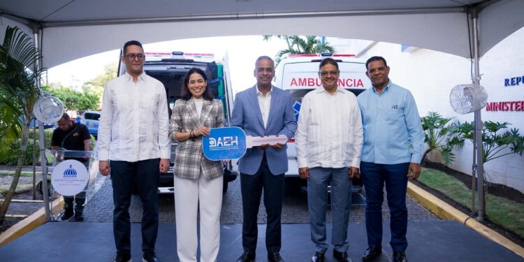 Gobierno entrega dos ambulancias para fortalecer el acceso a la salud en Barahona y Montecristi