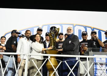 Banreservas entrega copa a los Leones del Escogido, campeones de la Serie Final de LIDOM 25-26