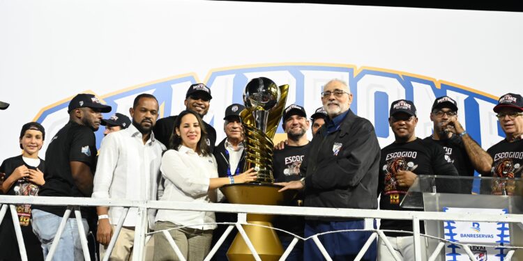 Banreservas entrega copa a los Leones del Escogido, campeones de la Serie Final de LIDOM 25-26