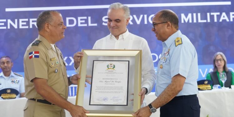 Luis Miguel De Camps, ministro de Educación, recibe reconocimiento por su firme apuesta por la formación en valores de la juventud dominicana