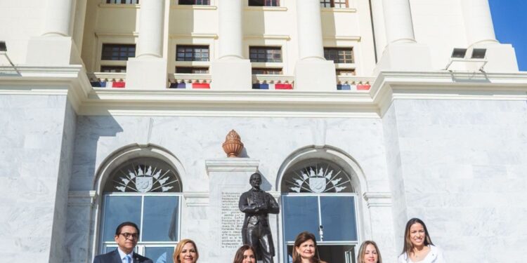 Embajadora de Estados Unidos y vicepresidenta Raquel Peña visitan el Monumento a los Héroes de la Restauración en Santiago