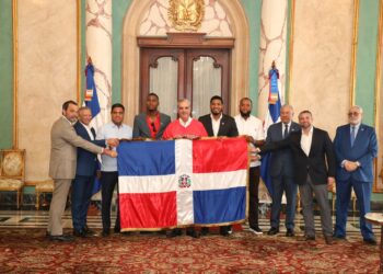 Presidente Abinader entrega la bandera dominicana a los Leones del Escogido para la Serie del Caribe 2026