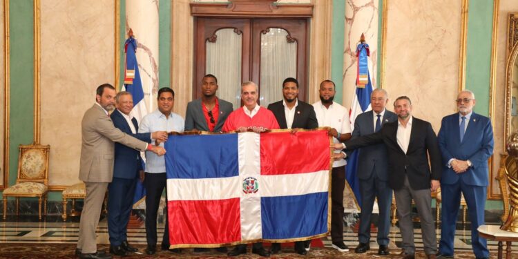 Presidente Abinader entrega la bandera dominicana a los Leones del Escogido para la Serie del Caribe 2026