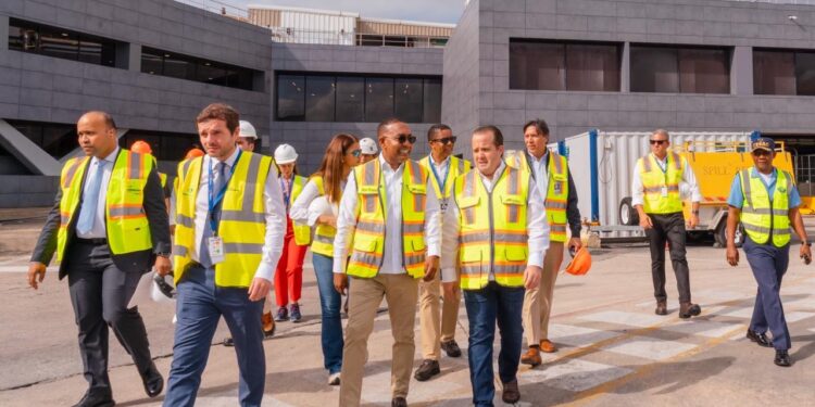 Ministro Paliza supervisa avances de nueva terminal y sistema de equipajes del AILA