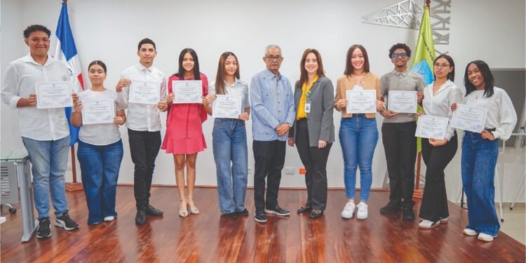 ETED fortalece su programa institucional de becas en apoyo a la juventud dominicana