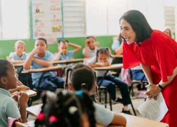 Primera dama Raquel Arbaje imparte clase de Moral, Cívica y Ética Ciudadana en escuela de Cristo Rey