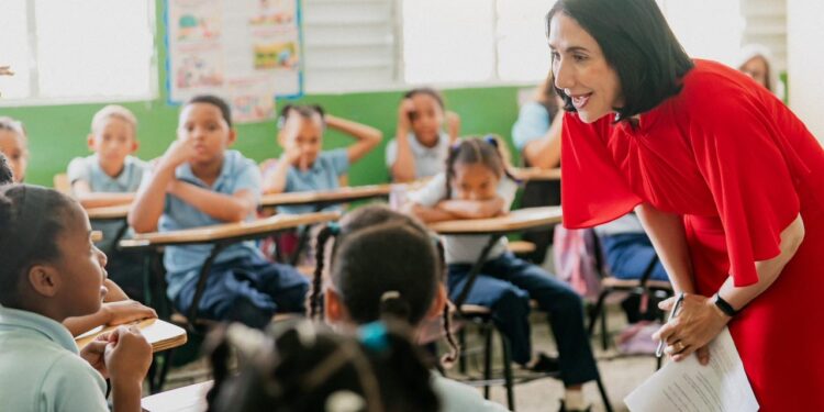 Primera dama Raquel Arbaje imparte clase de Moral, Cívica y Ética Ciudadana en escuela de Cristo Rey