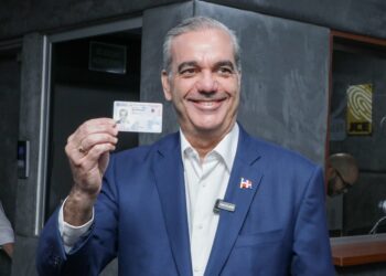 Presidente Abinader y primera dama reciben la primera cédula de identidad y electoral emitida por la JCE