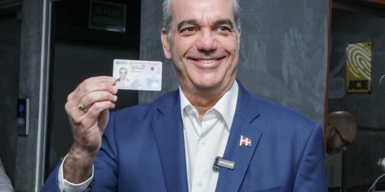 Presidente Abinader y primera dama reciben la primera cédula de identidad y electoral emitida por la JCE