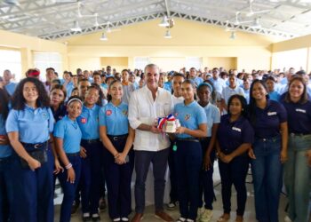 Presidente Abinader impulsa a estudiantes de Neiba a aprovechar las becas que ofrece el gobierno para su formación universitaria