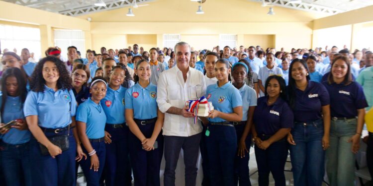 Presidente Abinader impulsa a estudiantes de Neiba a aprovechar las becas que ofrece el gobierno para su formación universitaria
