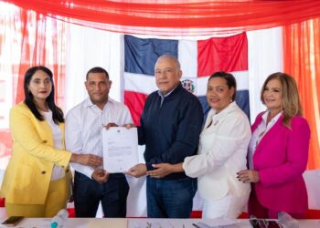 Gobierno entrega más de RD$85 millones para construcción de obras en Azua