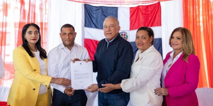 Gobierno entrega más de RD$85 millones para construcción de obras en Azua