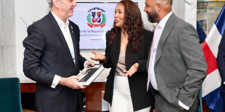 Presidente Abinader comparte con la comunidad dominicana en Emiratos Árabes Unidos, expresa orgullo por su aporte y destaca que son ejemplo de buenos ciudadanos en el mundo