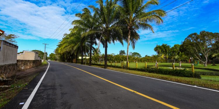 Presidente Abinader entrega la carretera Bayaguana–El Puerto, eje clave de integración regiona