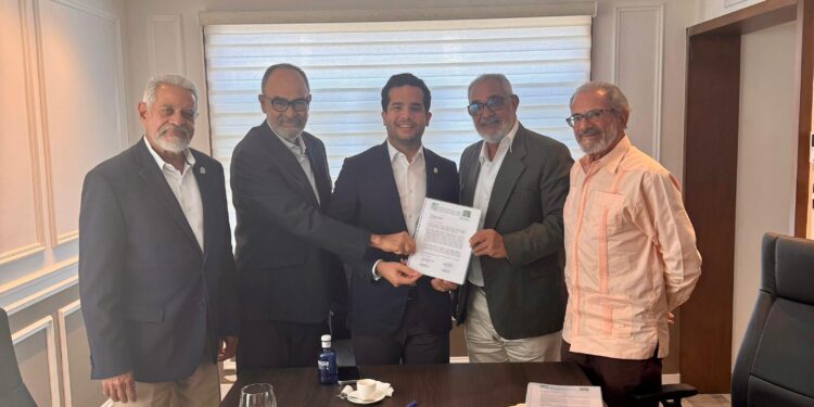 FP advierte riesgos de privatización en proyecto de Ley de Agua; Subgabinete Agroalimentario entrega posición a Omar Fernández