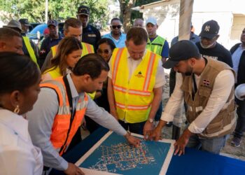 Ministro Ito Bisonó da inicio a proyecto de viviendas sociales y rehabilitación de hábitat enSan Antonio de Guerra