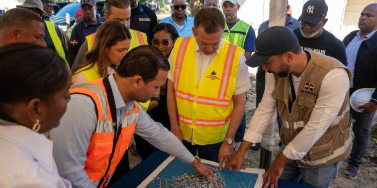Ministro Ito Bisonó da inicio a proyecto de viviendas sociales y rehabilitación de hábitat enSan Antonio de Guerra