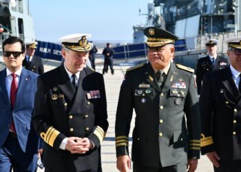 Ministro de Defensa visita base naval portuguesa y recorre patrullero de altura Clase “Tejo”