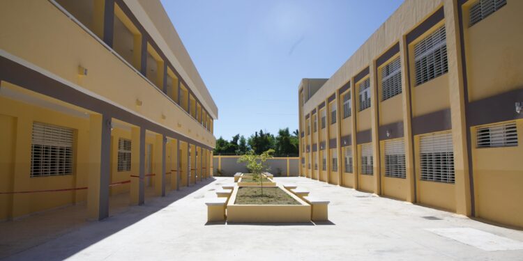 Presidente Abinader inaugura liceo y centro educativo que beneficiará a más de 1,800 estudiantes en Azua