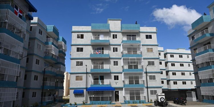 Presidente Abinader entrega 200 apartamentos en SDO financiados por Banreservas
